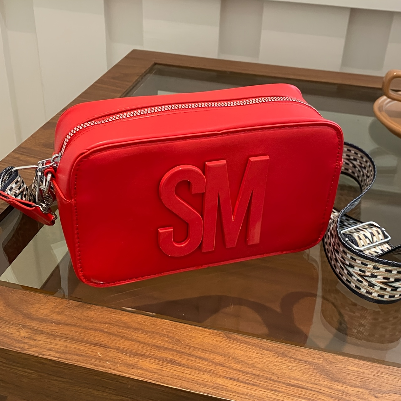 Sac Bandoulière Femme Cuir Rouge – Lettrage Relief 3D, Sangle Large Motif Multicolore – Image 2