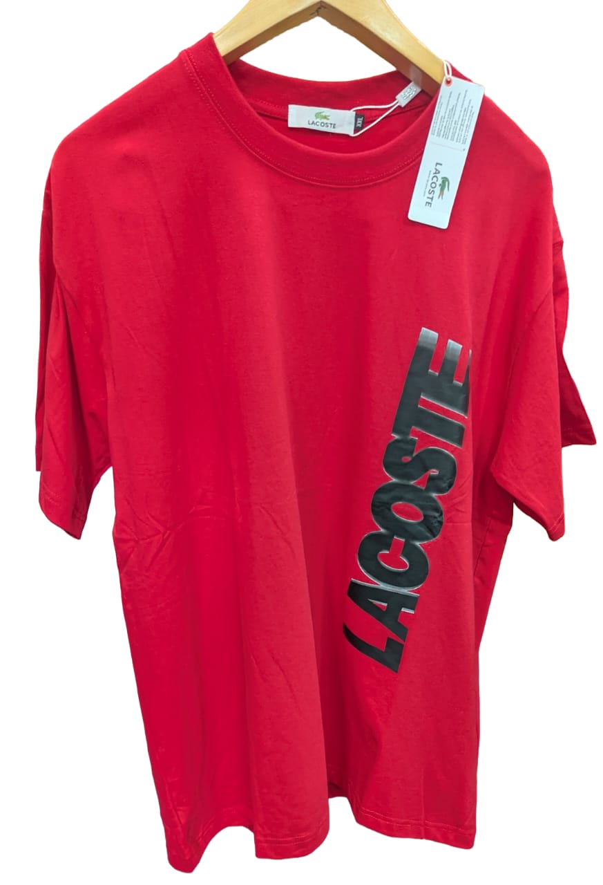 Lacoste T-Shirt Homme Rouge Coupe Oversize – Inscription Verticale Noire, Style Streetwear
