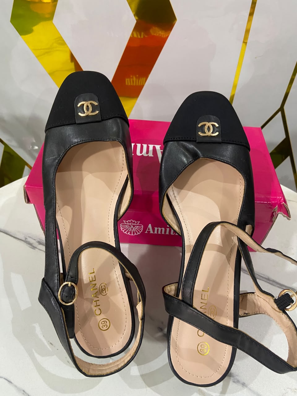 Escarpins et Sandales à Brides Noirs – Bout Arrondi, Logo Doré, Bride Cheville – Image 2