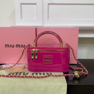 Sac Vanity / Main "miu miu" Vernis Rose – Format Boîte, Finitions Dorées, Bandoulière Chaîne et Coffret de Présentation
