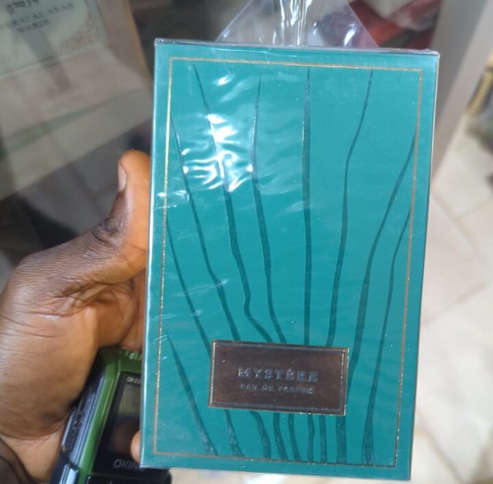 Eau de Parfum Mystère (Mystrée) – Fragrance Envoûtante et Sophistiquée, Flacon Vert et Or – Image 2