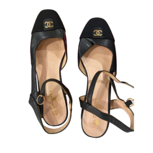 Escarpins et Sandales à Brides Noirs – Bout Arrondi, Logo Doré, Bride Cheville
